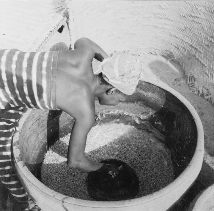 Fabricante de Tchapalo(bière de mil), boisson locale à Ferké (Côte 'Ivoire) par Kidoudeni, CC BY-SA 4.0