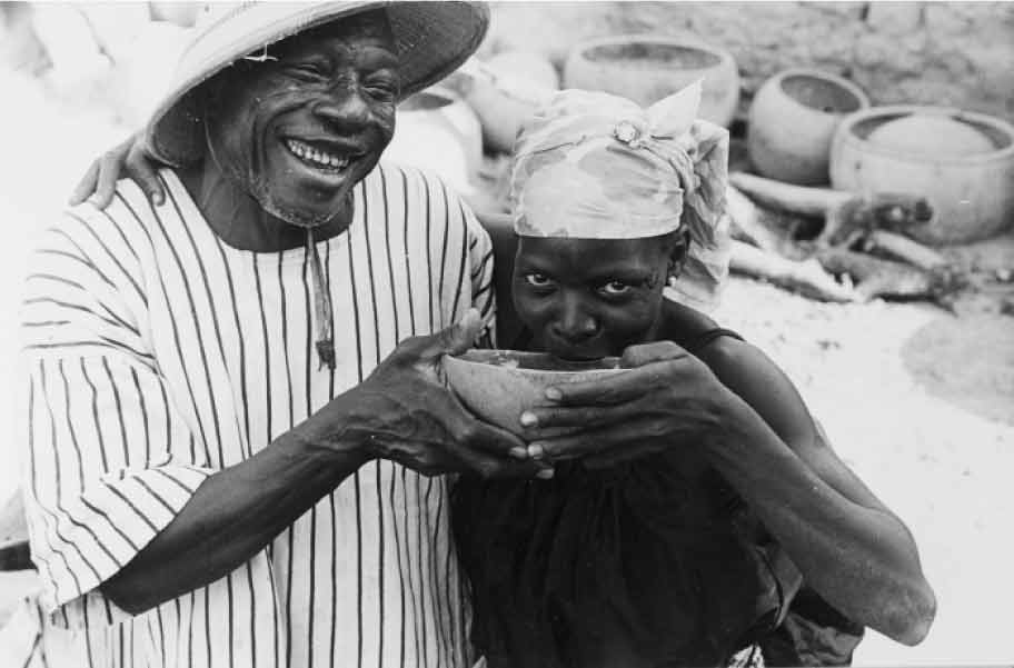 Un homme et une femme Samo boivent de la bière ensemble ( dolo ), par Jan Broekhuijse, CC BY-SA 3.0